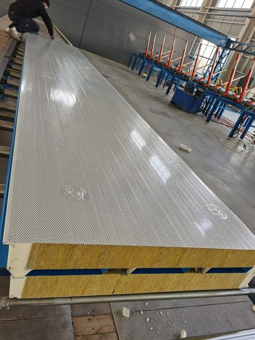 騰洋新材料沖孔聚氨酯巖棉夾芯板消音隔音板墻板