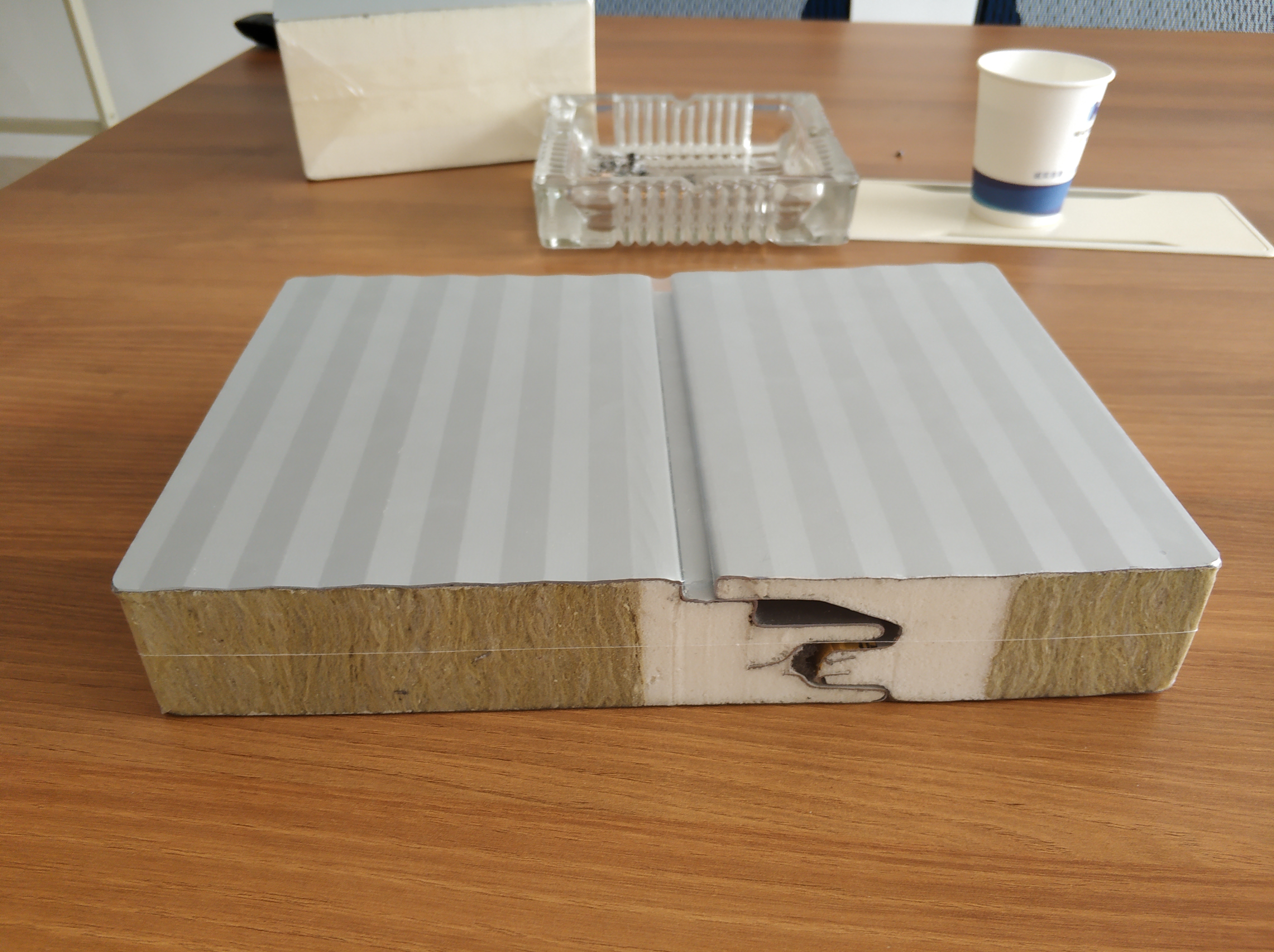 聚氨酯封邊巖棉夾芯板