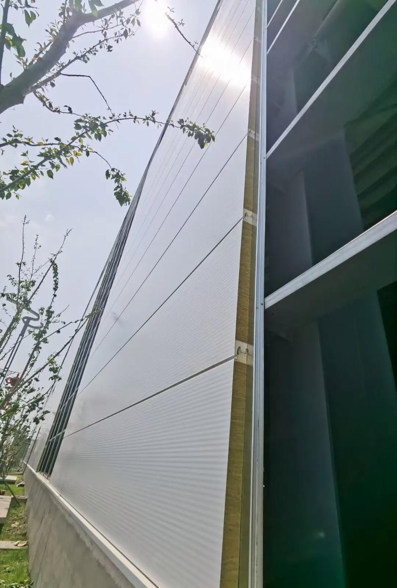 聚氨酯封邊巖棉夾芯板 美觀隱釘設(shè)計與立體壓筋技術(shù)